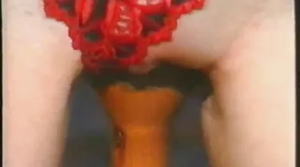 เขาทำหน้าบูดบึ้งและทุบจุดนั้นด้วยดิลโด้ วีดีโอ โป๋