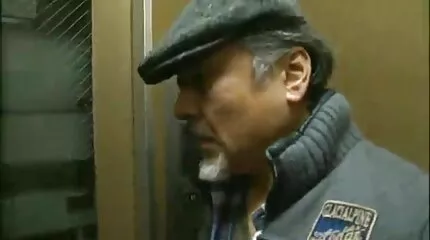 นักเรียนที่ยอดเยี่ยม คลิป วีดีโอ โป๊ ฝรั่ง fucks ในยามว่างของเธอ