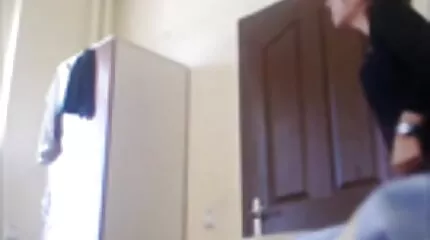 ชายคนหนึ่งสอดนิ้วเข้าไปในหีของหญิงสาว ดู วีดีโอ โป้ ฟรี