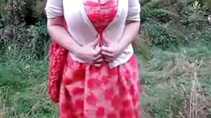 ผู้หญิงสวย fucks ดู วีดีโอ หนัง โป ตัวเองด้วย dildo